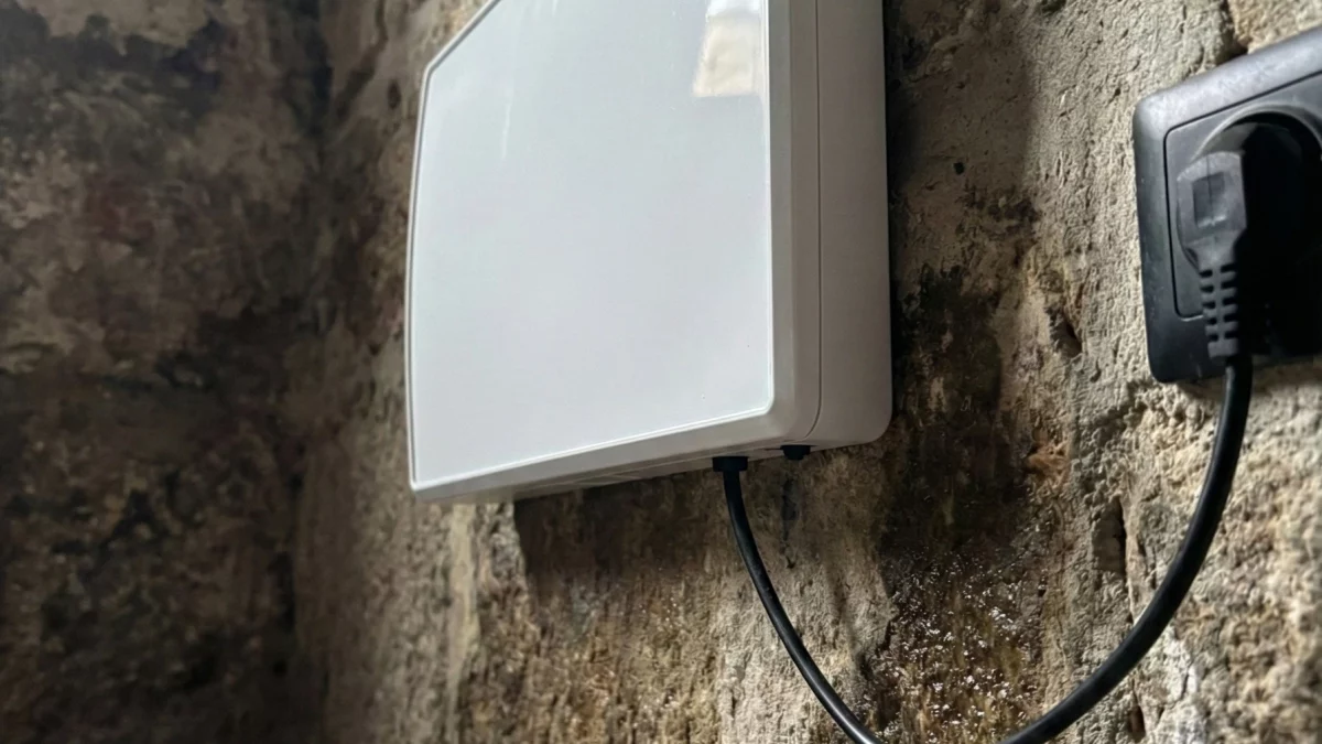 Système d'assèchement installé sur mur en pierre fortement endommagé par humidité