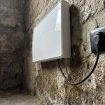 Système d'assèchement installé sur mur en pierre fortement endommagé par humidité