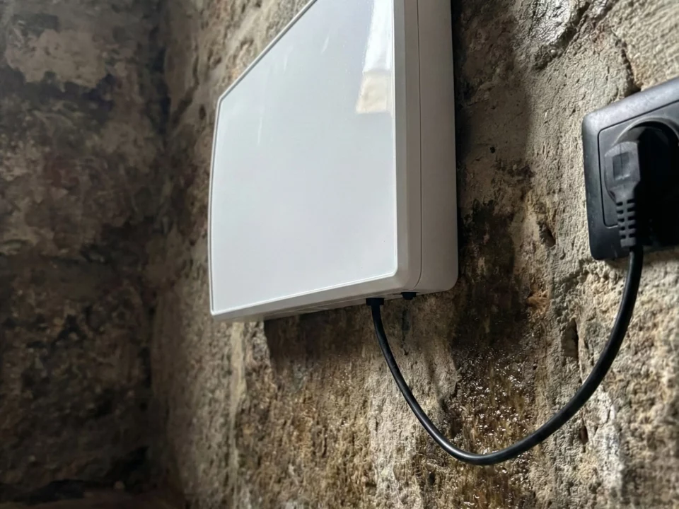 Système d'assèchement installé sur mur en pierre fortement endommagé par humidité