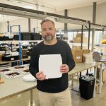 William Coignard tenant un ATE Humidistop dans un atelier