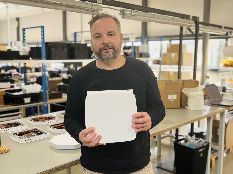 William Coignard tenant un ATE Humidistop dans un atelier